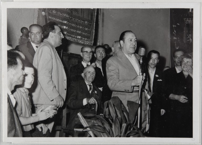 Poggibonsi, 18-19 luglio 1964, XX° anniversario della liberazione e conferimento ad Alcide Cervi della cittadinanza onoraria. Un momento della cerimonia, parla il sindaco Danilo Ghizzani